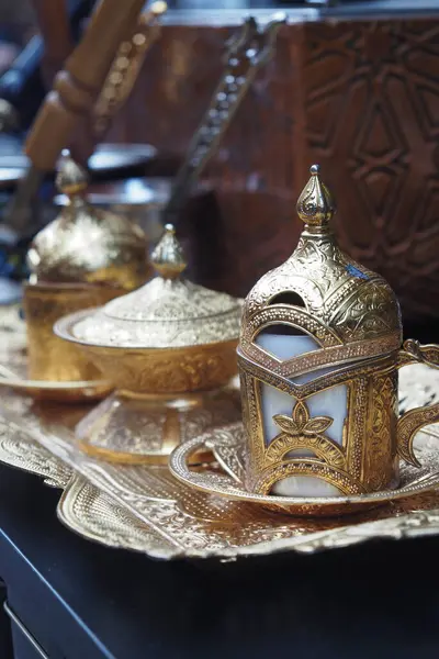 Bu klasik Fas çayı seti nefis altın işçiliği sergiliyor. Gerçek bir başyapıt.