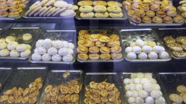 Bir pastanenin vitrininde sergilenen nefis, taze pişmiş kurabiye çeşitleri.