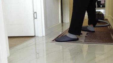 Elektrik süpürgesiyle yer tozunu temizlemek