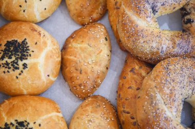 Taze simit ve ekmeklerimizin tadını çıkarın. Çok seveceğiniz çeşitli malzemelerle.