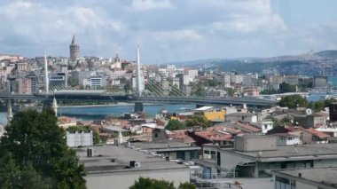 İstanbullar nefes kesen ufuk çizgisinde çarpıcı köprüler ve ikonik Galata Kulesi yer alıyor.