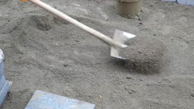 İnşaat alanındaki kum yığını karıştırma ve inşa uygulamaları için hazır..