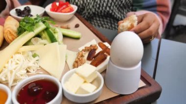 Canlı bir kahvaltı. Taze sebzeler, peynir ve haşlanmış yumurta..