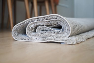 Yumuşak ve şık bir halı güzel, ahşap bir zeminde güzelce sarılmış.