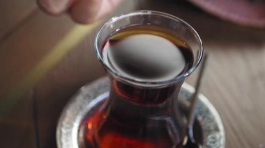  Geleneksel bir Türk çayına beyaz masaya şeker dökmek ..