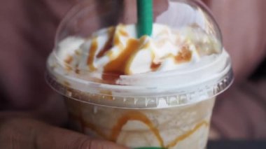 Krem şantili karamel frappe 'nin tadını çıkarın, enfes bir ikram için mükemmel