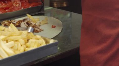 Inthe Caddesi 'nde tavuk dürümü hazırlıyorum. .