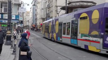 Hindi İstanbul 1 Haziran 2023. Eminonu 'da T1 tramvayı ve yoldan geçen insanlar. ,
