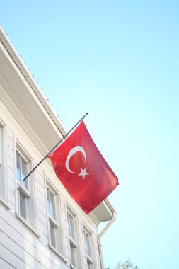 Pencerede Türk bayrağı asılı.