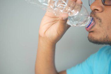 Detaylı bir yakın çekim görüntüsü bir bireyi temel su ihtiyacı için su içerken yakalıyor.