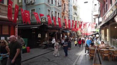 İstanbul 'da canlı bir sokak Türk bayraklarıyla süslenmiş ve hareketli.