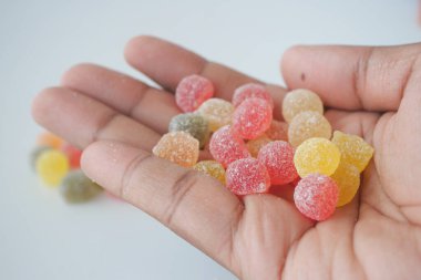 Renkli, canlı, meyveli jelibonlar lezzetli bir şekilde çiğnenebilir.