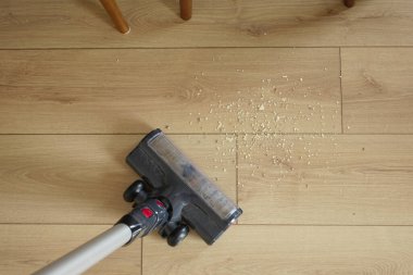 Elektrik süpürgesiyle yer tozunu temizlemek