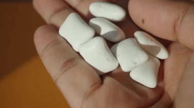 El Tutma Beyaz Sakız Parçalarının Yakın Çekimi,