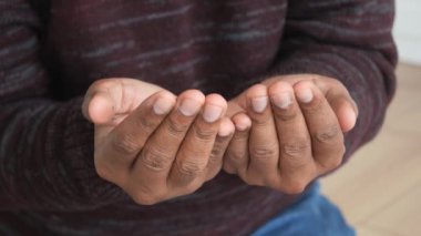 Ramazan 'da namaz kılan müslüman adam .
