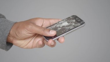 Kırık akıllı telefonu tutan adama yakın dur.