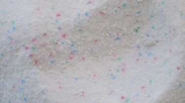 Yıkama tozu bırakmanın yavaş çekimi ,