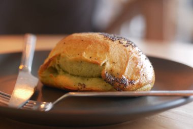 Lezzetli yeşil çay dolu büyüleyici bir pasta, zarif bir tabakta sunuluyor.