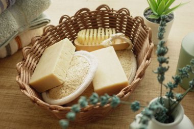 Keyfiniz için çok güzel dizilmiş doğal sabun ve spa malzemeleri.