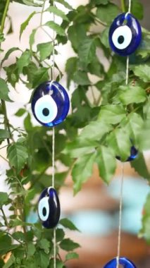 Bir raf dolusu mavi nazar boncuğu asılıydı.,