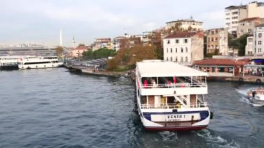 Türkiye İstanbul 18 Temmuz 2023. Boğaz 'da nakliye feribotu. Feribot yolcu taşır..