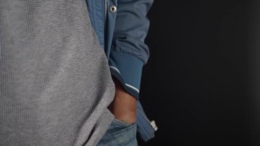 Genç adam boş pantolon cebini fotokopi alanı ile gösterir .