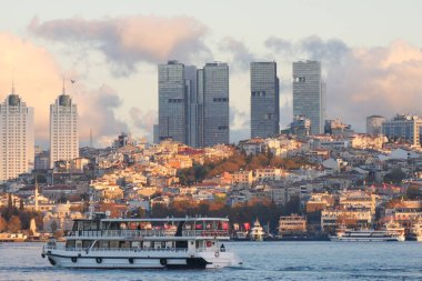 Günbatımı, İstanbul 'un göz kamaştırıcı siluetini Boğaz üzerinde bir feribotla gözler önüne seriyor.