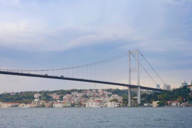 Muhteşem bir köprü sakin suları kaplıyor, büyüleyici bir kıyı kasabasını dünyaya bağlıyor.
