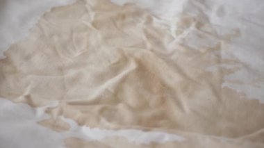  Beyaz bir gömleğe kahve döküldü..