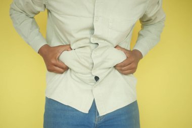 Erkeklerin el ele tutuşması aşırı göbek yağları, aşırı kilolu kavramlar.