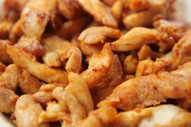 Lezzetli baharatlı ızgara tavuk şeritleri, mükemmel hazırlanmış ve yemeğinizi geliştirmeye hazır.