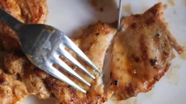 Kızarmış tavuk eti, patates kızartması ve tabakta taze salata. ,