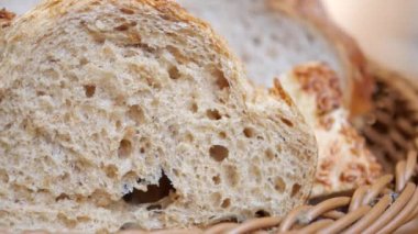 Nefis bir yakın çekim, sıcak, taze zanaatkar ekmeği dokuma sepetinin içine yerleştirilmiş.