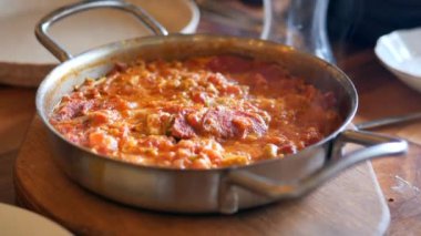 Türk Menemen omleti tavada. 