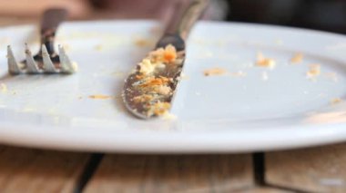 Kalıntılarla dolu boş bir tabak, ortak bir yemeği ve birlikte yemek zevkini simgeliyor.