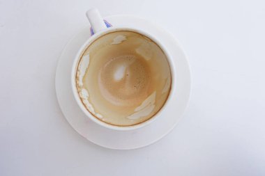 Masadaki boş kahve fincanının üst görüntüsü