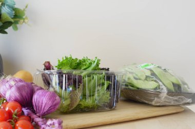 Renkli, taze sebzeler ve sebzeler pişirmeye ya da sağlıklı bir salata yapmaya hazırdır.