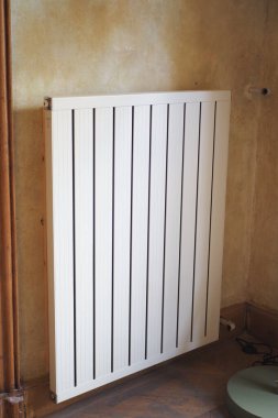 Beyaz radyatör gri beyaz duvarda. apartman ısıtma kurulum sistemi, .