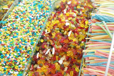 Dilimlenmiş meyve şeklinde şeker kaplı jelibon..