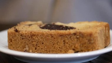 Lezzetli ve ağız sulandıran bir dilim mermer kek zengin lezzetlerin mükemmel bir karışımını sergiliyor.