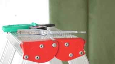 Merdiven üzerinde çeşitli kullanışlı araçlar, DIY meraklıları ve ev geliştirme için ideal