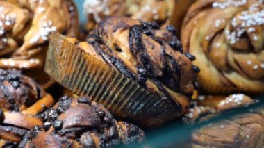 Taze fırınlanmış çikolatalı hamur işimizin tadını çıkarın.