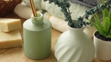 Yeşil kamış dağıtıcısı, doğal sabun çubukları ve taze okaliptüs içeren rahatlatıcı spa temalı bir kurulum. Bir evde ya da kaplıcada rahatlık ve sükunet uyandırmak için mükemmel.. 