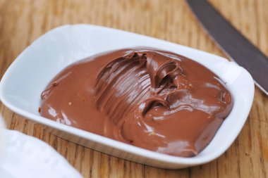 Kremalı çikolatayla beslen kendini, tüm sevgili tariflerinde ve atıştırmalıklarında kullanıma hazır ol.