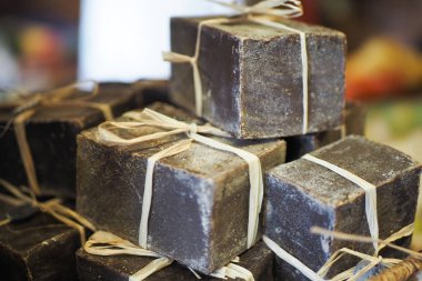 Bu köy sabunları güzel paketlenmiş, hediyeler veya kişisel kullanım için mükemmel.