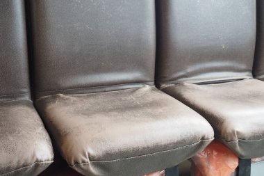 Hasarlı deri koltukta çatlak bir doku. 