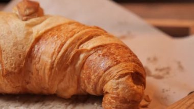 Yeni pişmiş kruvasan ve fotokopi alanı. Yüksek kalite fotoğraf