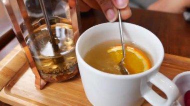 Narenciye aromalı sıcak bir fincan bitki çayı. Uzun bir günün ardından dinlenmek için birebir.