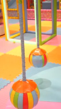 Canlı bir oyun alanı. Renkli asılı toplar ve çocuklar için yumuşak döşemeler..