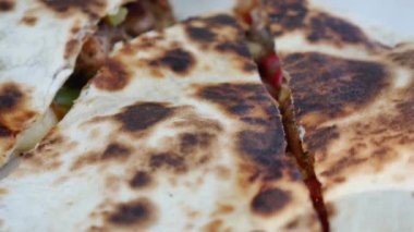 Lezzetli bir ızgara quesadilla. İçinde çıtır çıtır ve lezzetli bir dolgu var.